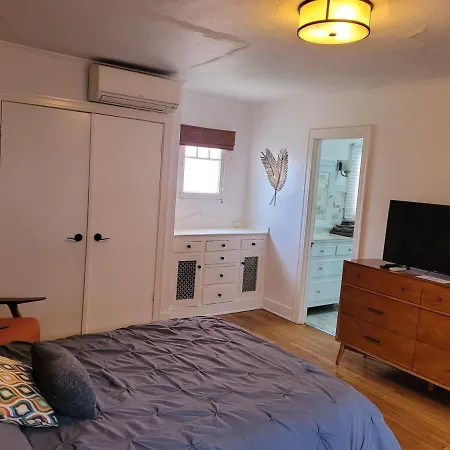 Beautiful Bungalow In Hollywood!